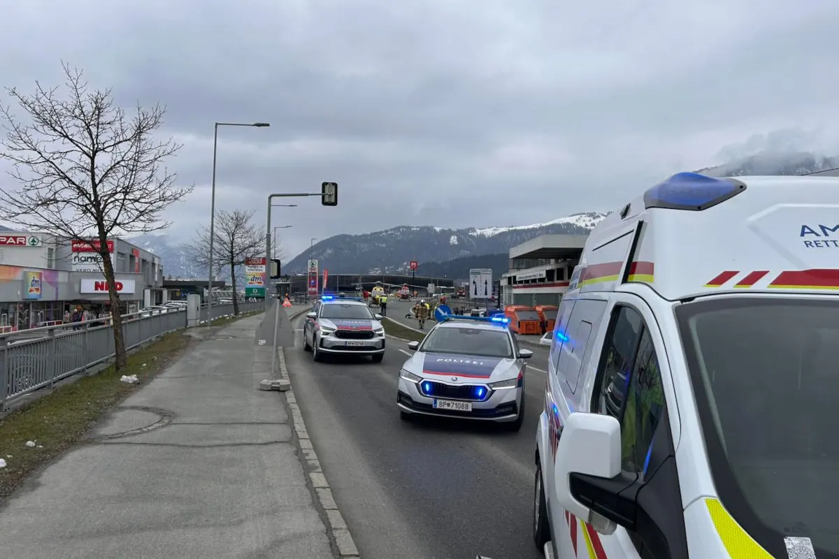 St. Johann in Tirol – Schwerer Unfall zwischen Pkw und Linienbus