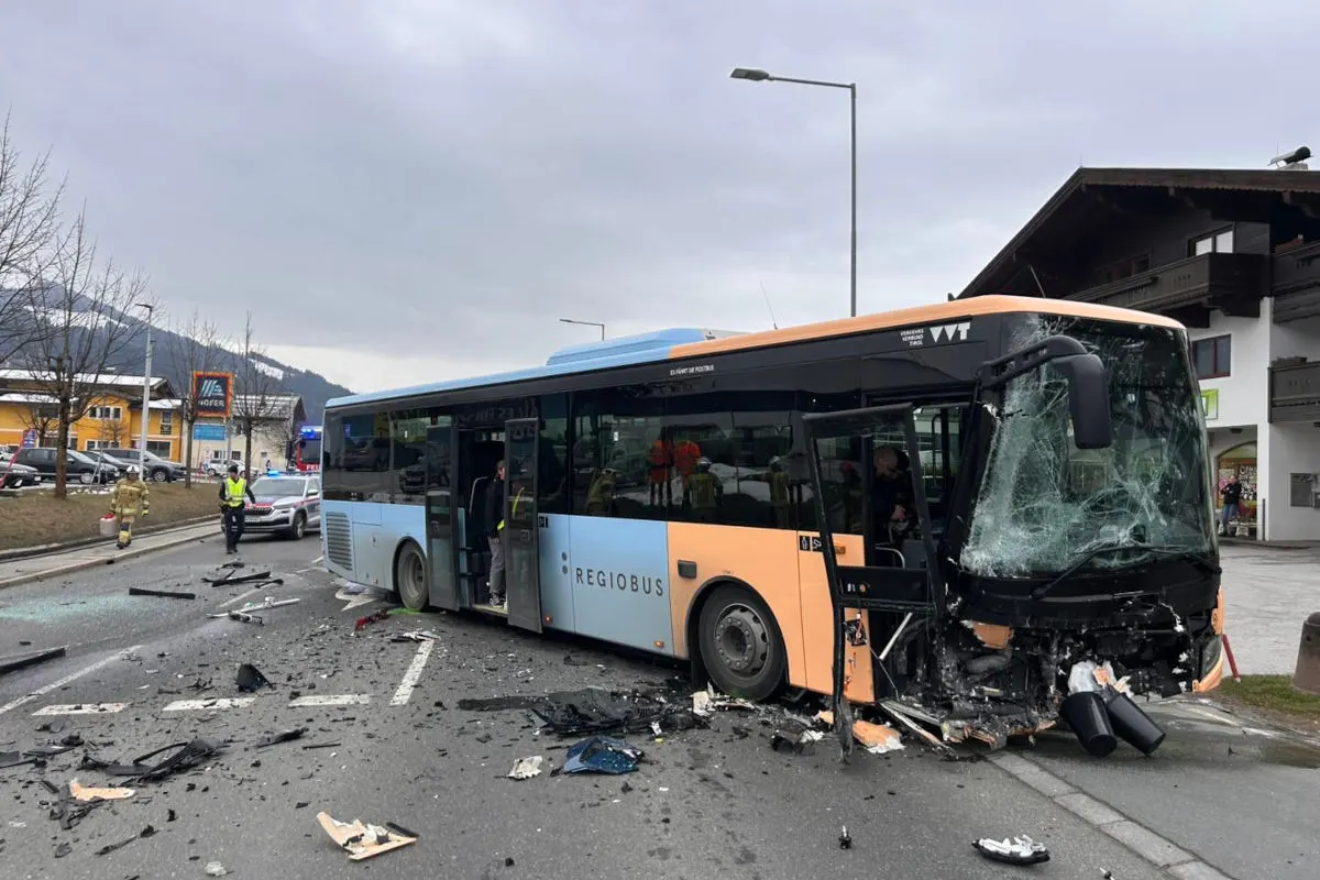 St. Johann in Tirol – Schwerer Unfall zwischen Pkw und Linienbus