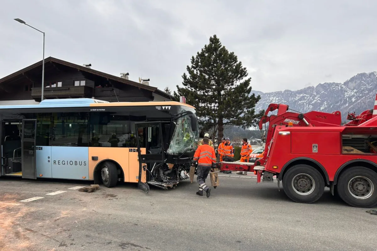 St. Johann in Tirol – Schwerer Unfall zwischen Pkw und Linienbus