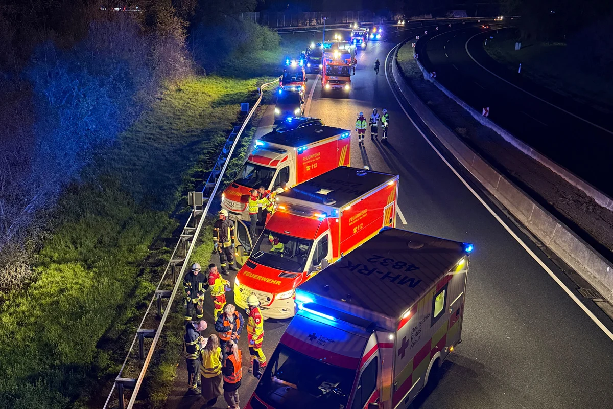Mülheim an der Ruhr – Unfall mit vier Fahrzeugen auf A40