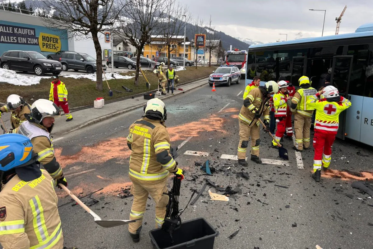 St. Johann in Tirol – Schwerer Unfall zwischen Pkw und Linienbus