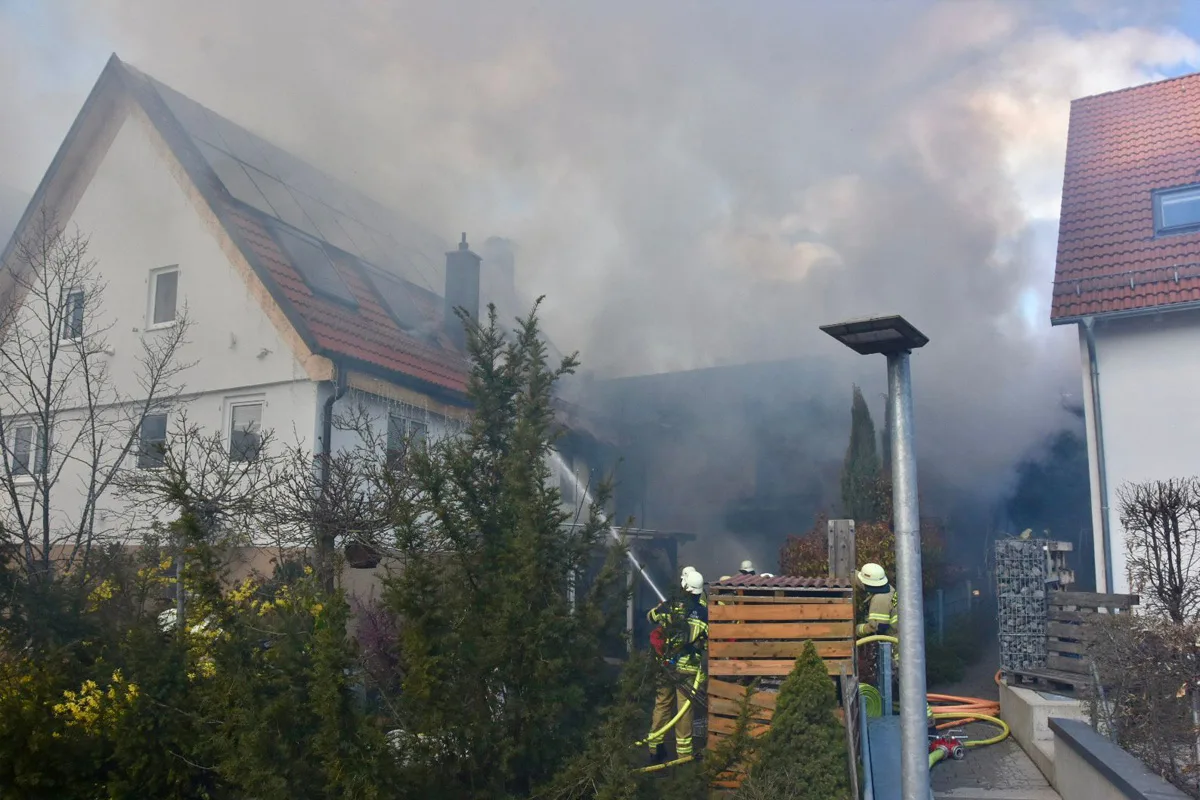Böblingen – Garagenbrand greift auf Wohnhaus über