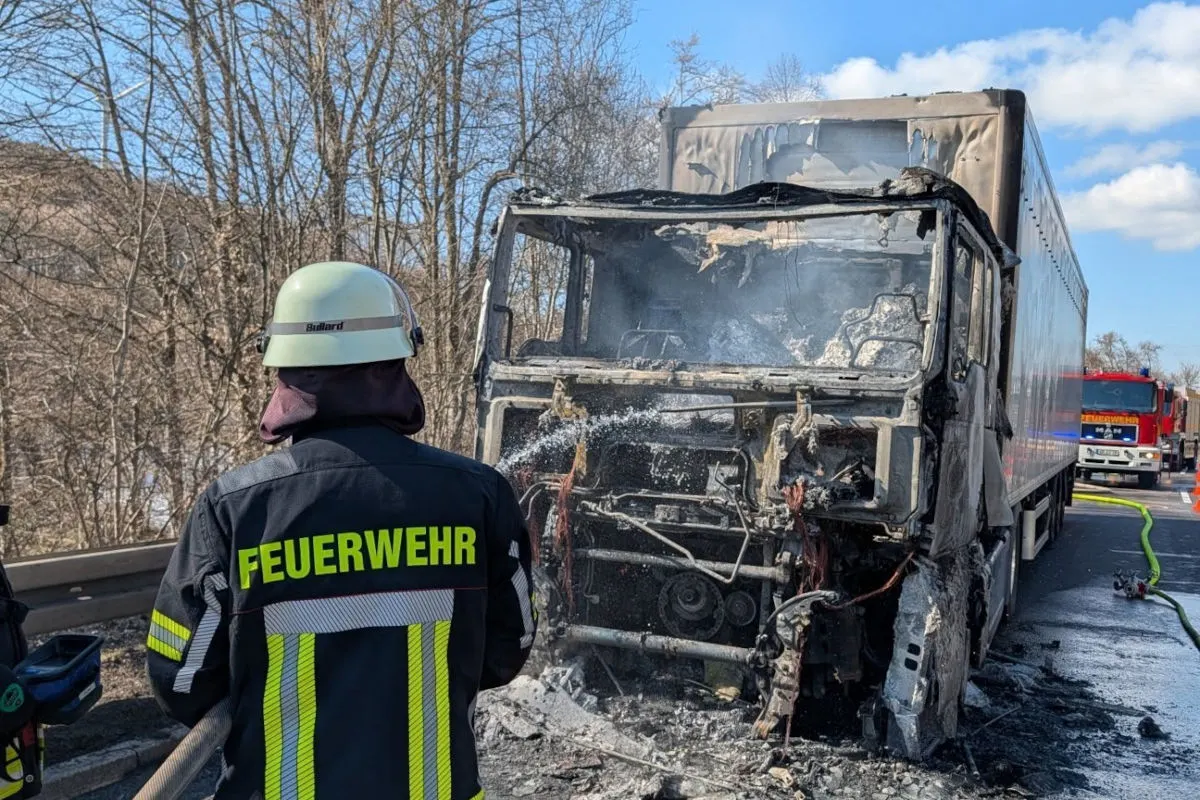 Mühlhausen im Täle  – Lkw auf Autobahn in Brand geraten