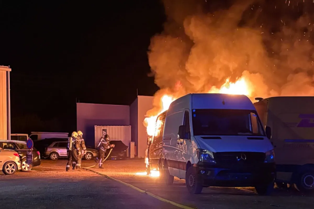 Möllersdorf – Mehrere Fahrzeuge bei Brand beschädigt