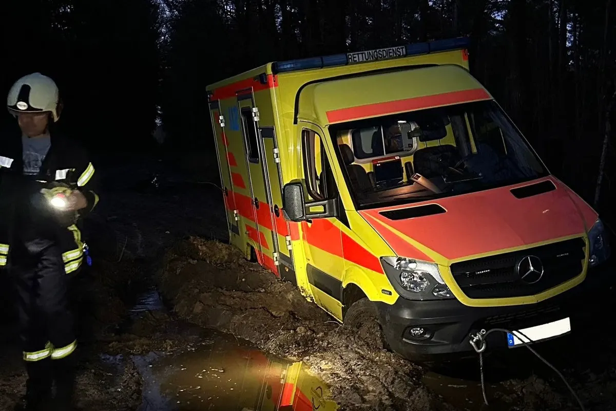 Aurich – Rettungswagen im Schlamm steckengeblieben