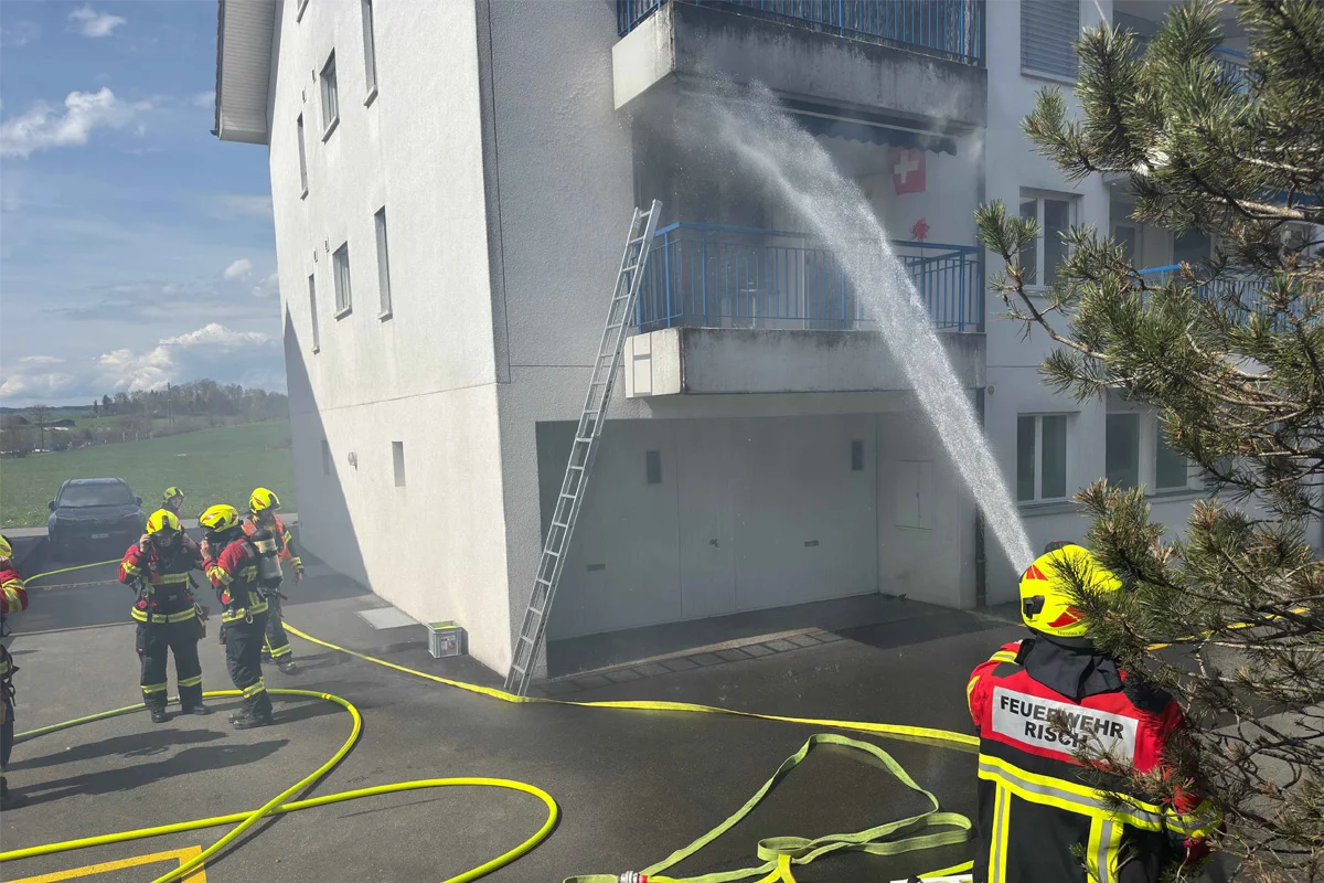 Risch Rotkreuz ZG – Brand an Holzfassade
