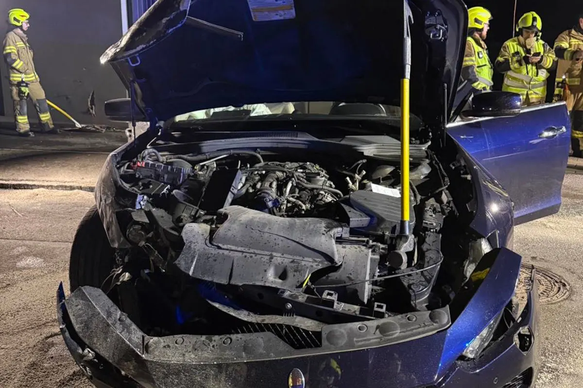 Unfall in Hard – Auto kollidiert mit Mauer und Laterne