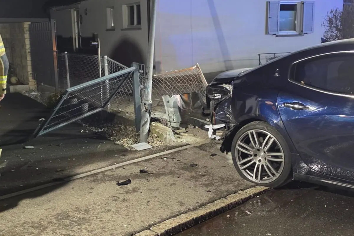 Unfall in Hard – Auto kollidiert mit Mauer und Laterne