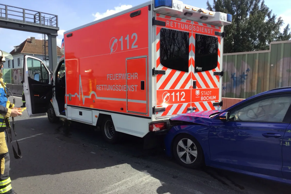 A40 Bochum – Unfall mit Rettungswagen und mehreren Verletzten