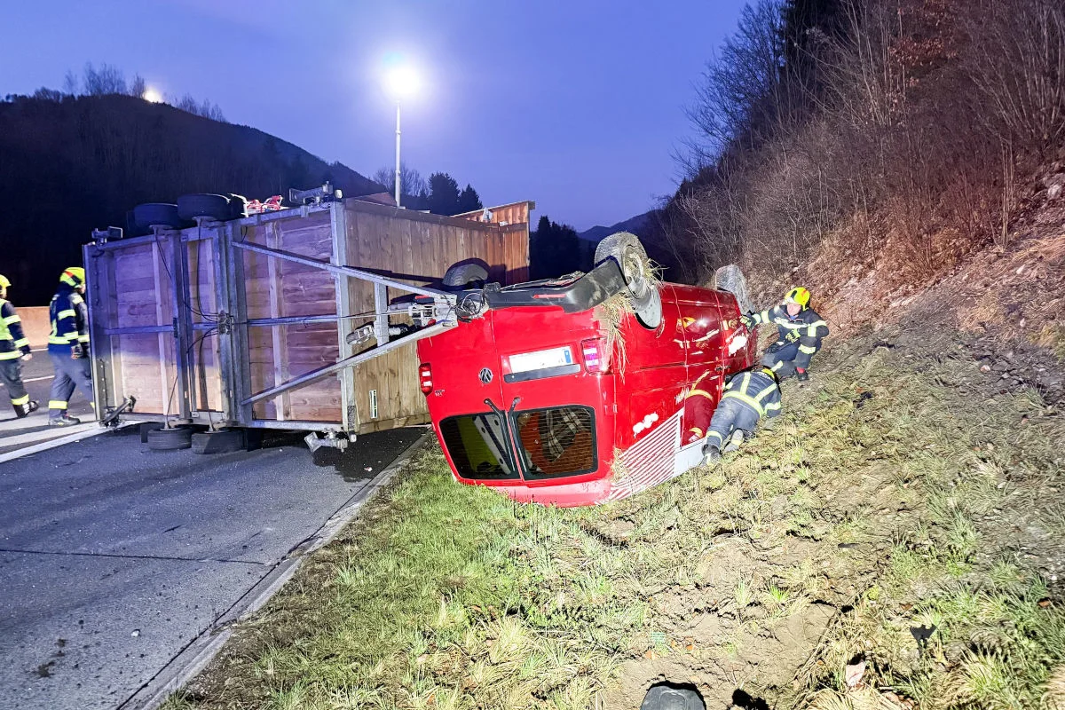 Innerschwand – Anhänger überschlägt sich nach Unfall auf A1