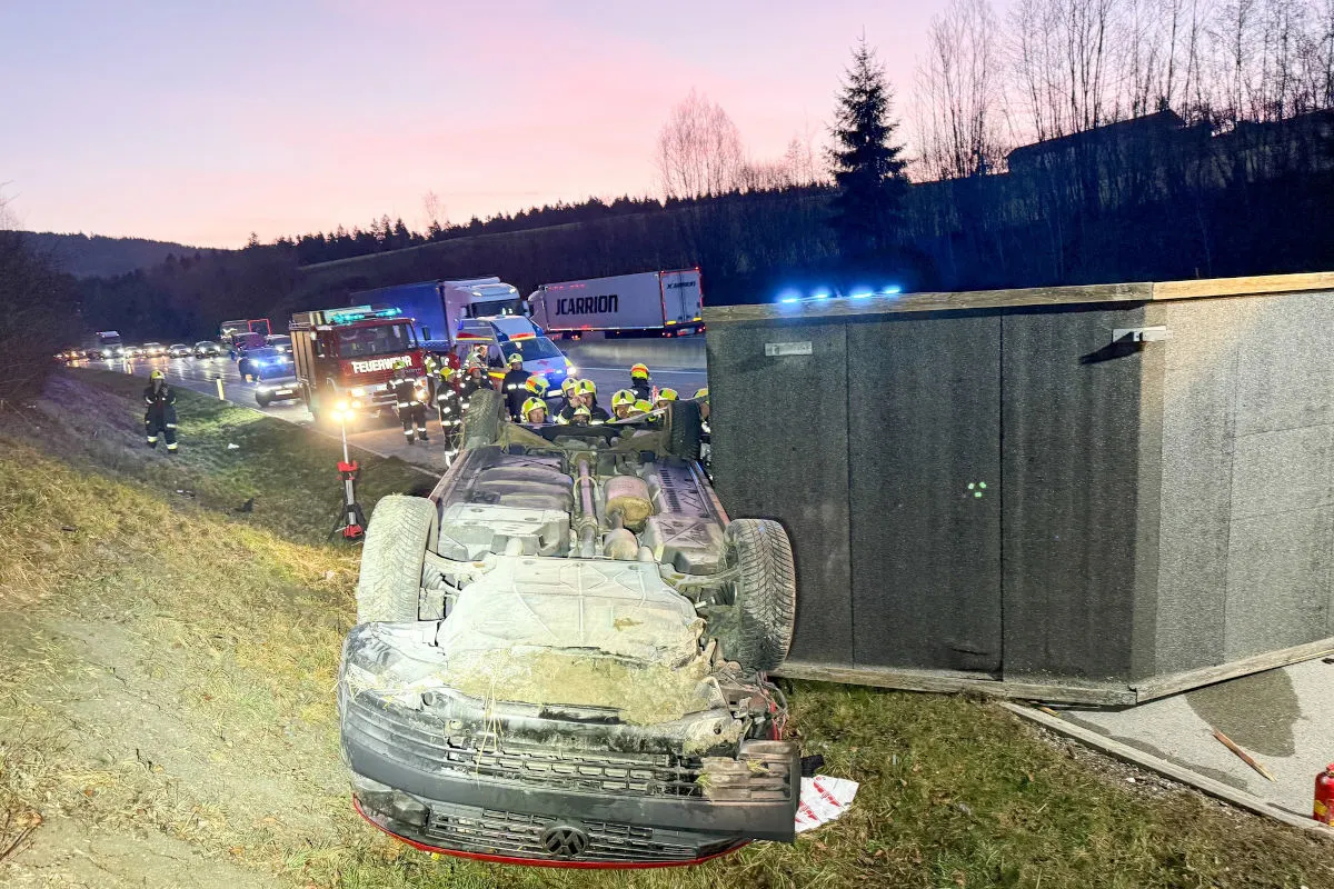 Innerschwand – Anhänger überschlägt sich nach Unfall auf A1