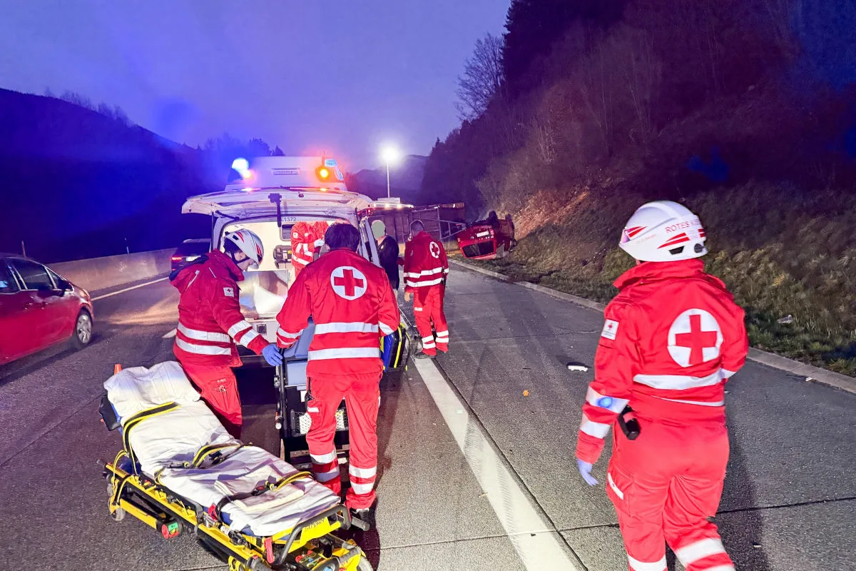 Innerschwand – Anhänger überschlägt sich nach Unfall auf A1