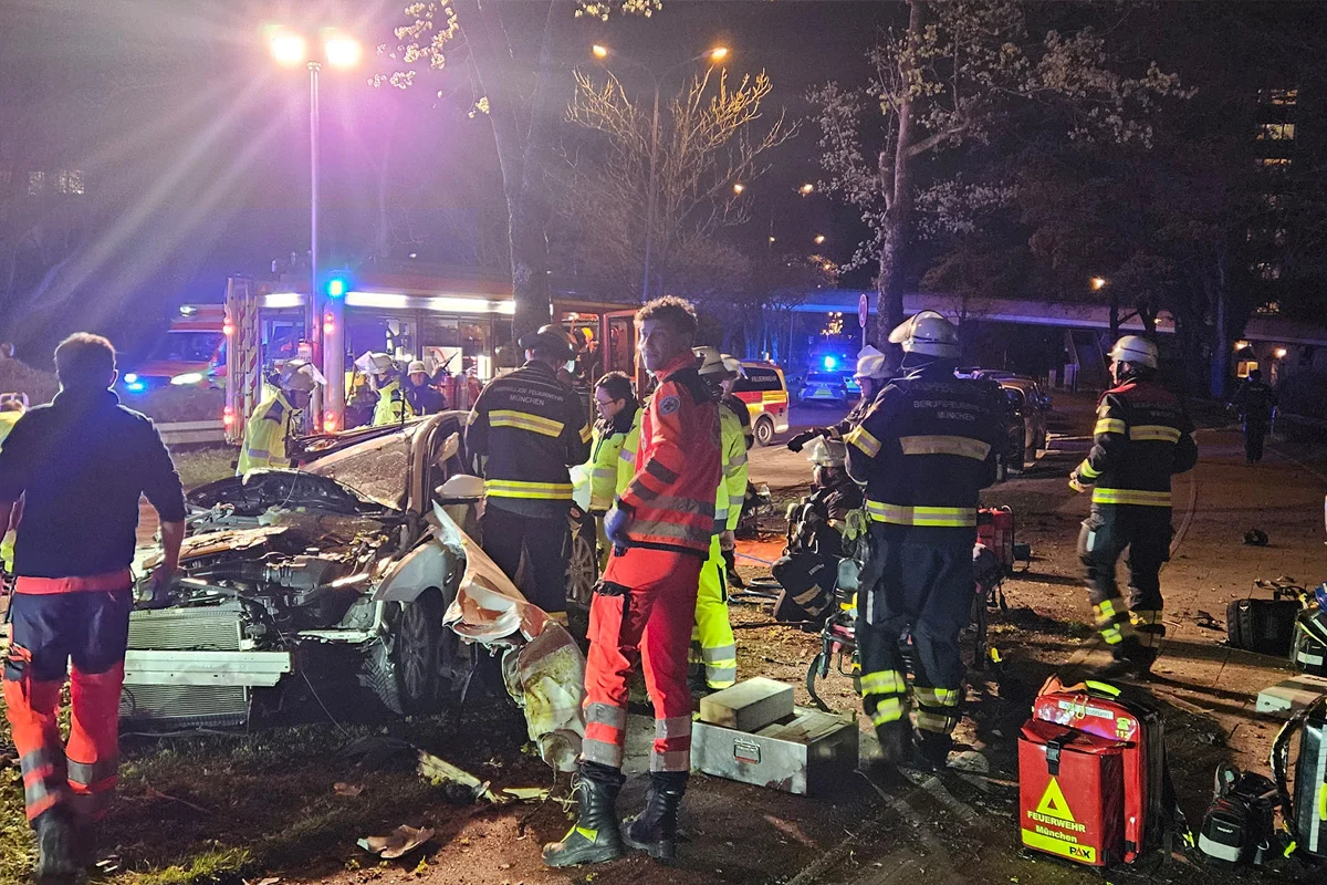 München – Zwei Schwerverletzte nach Unfall mit Jaguar