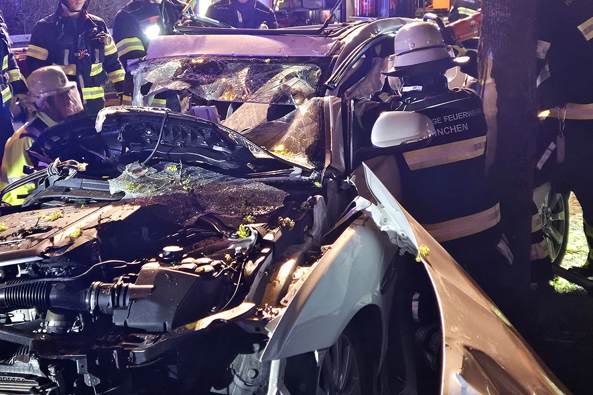 München – Zwei Schwerverletzte nach Unfall mit Jaguar