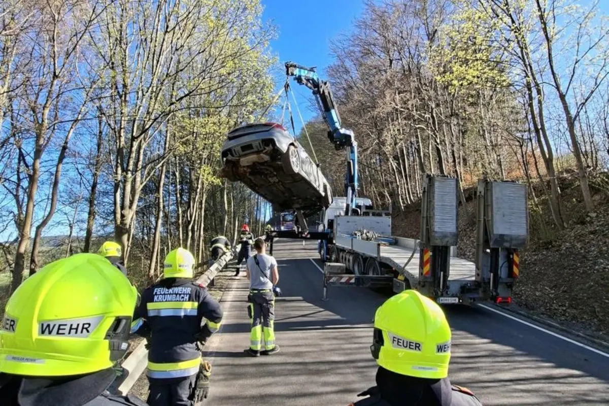 Unfall bei Krumbach – Lenker prallt gegen Baum