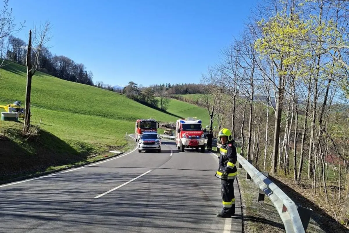 Unfall bei Krumbach – Lenker prallt gegen Baum