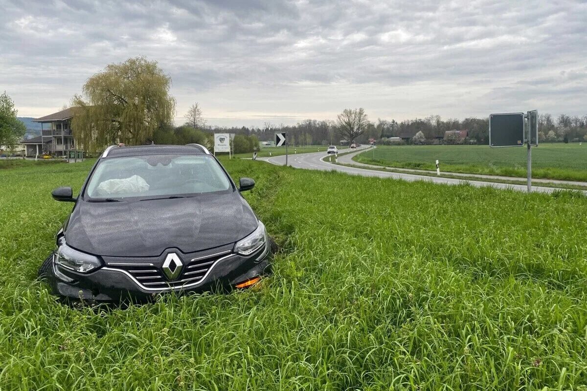 Hünenberg ZG – Auto landet nach Unfall im Wiesland