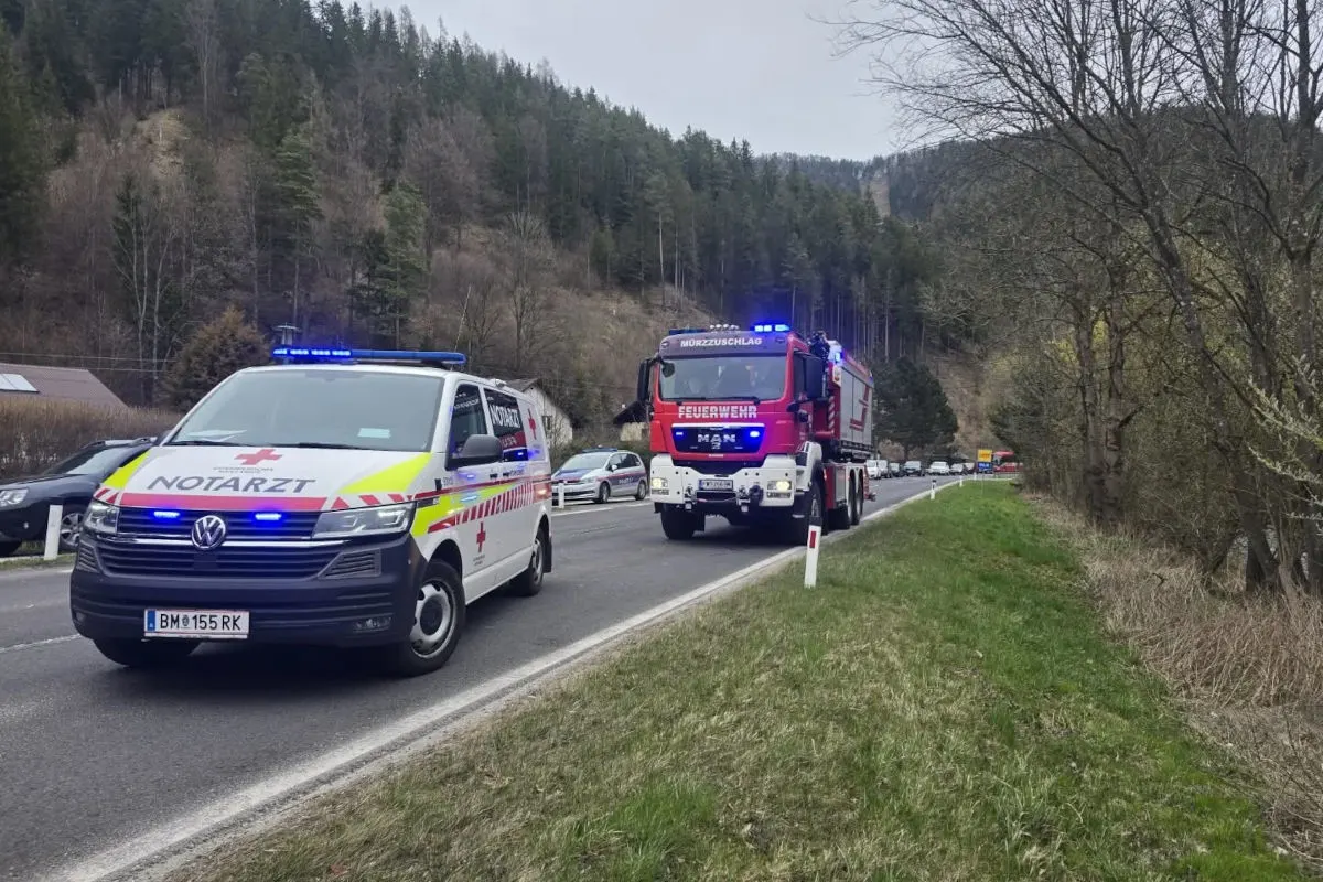 Neuberg an der Mürz – Schwerer Unfall zwischen Pkw und Lkw