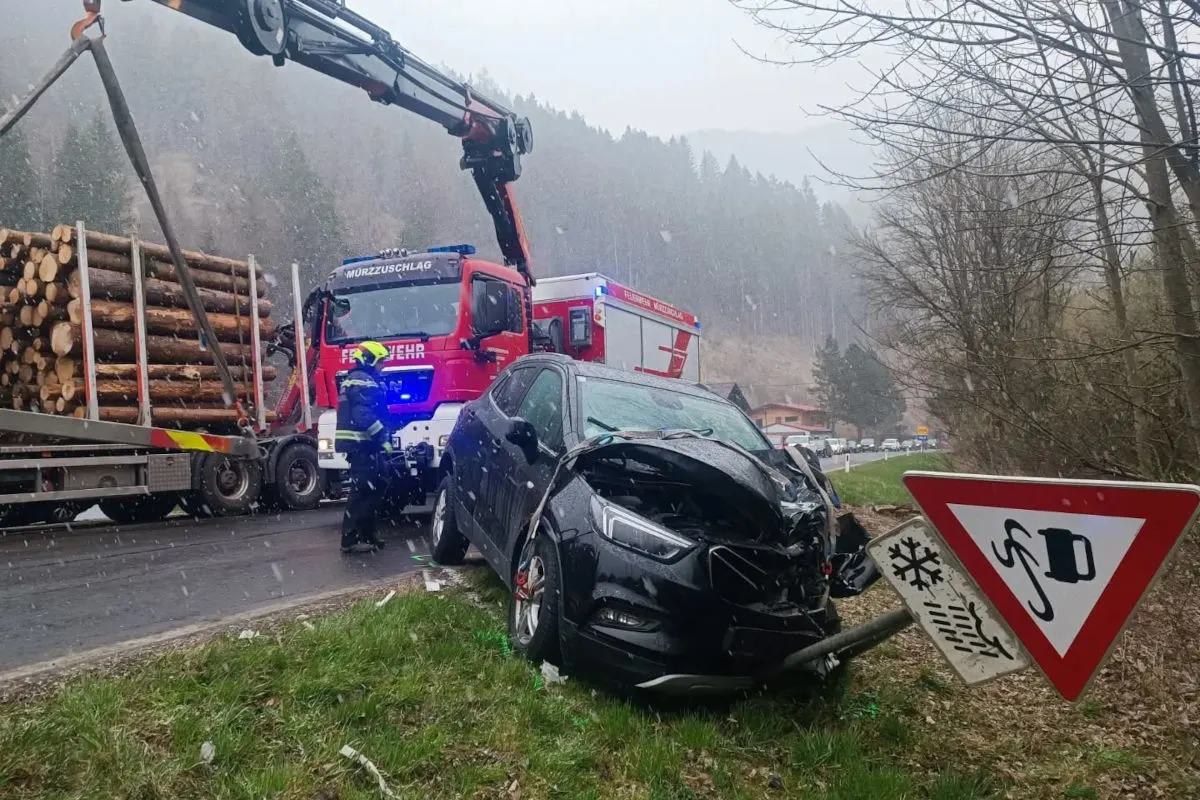 Neuberg an der Mürz – Schwerer Unfall zwischen Pkw und Lkw
