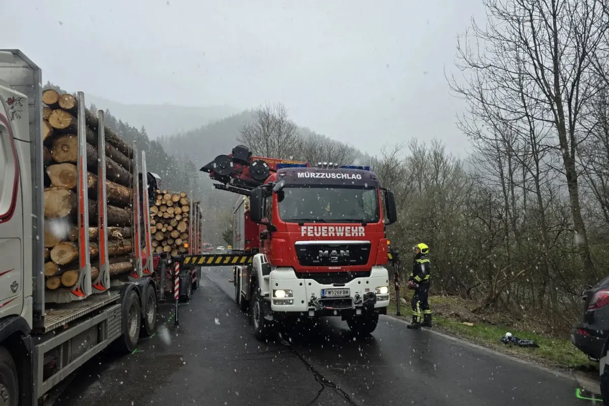 Neuberg an der Mürz – Schwerer Unfall zwischen Pkw und Lkw