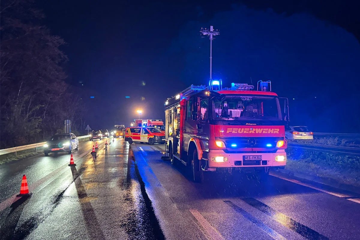 A3 Hünxe  – Elektrofahrzeug prallt in Leitplanke