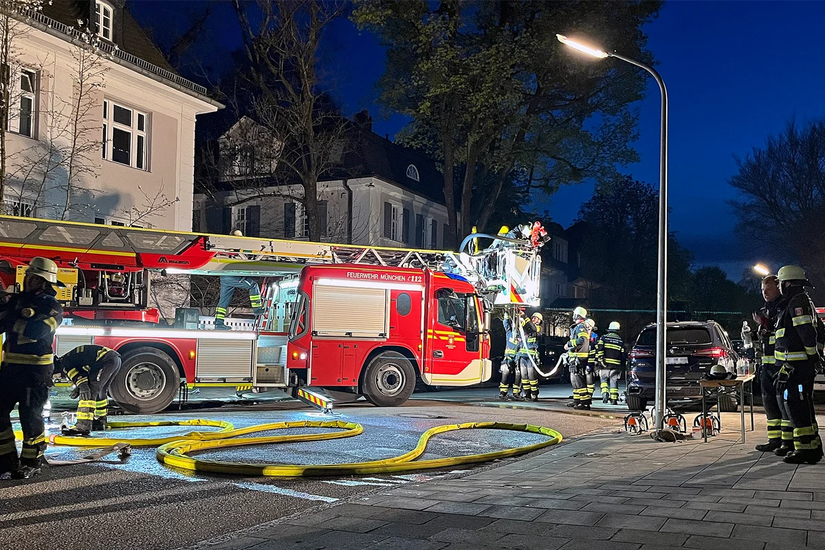 München – Dachstuhlbrand in Mehrfamilienhaus