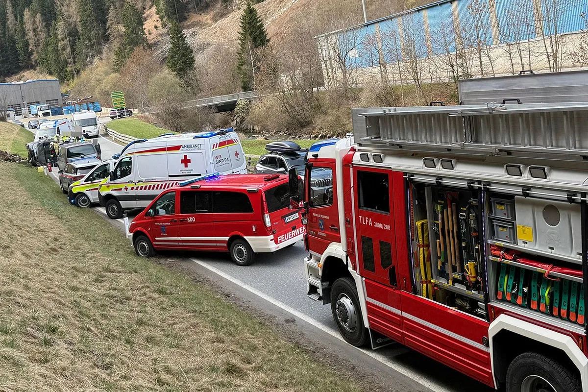 Steinach am Brenner – Pkw überschlägt sich auf B182