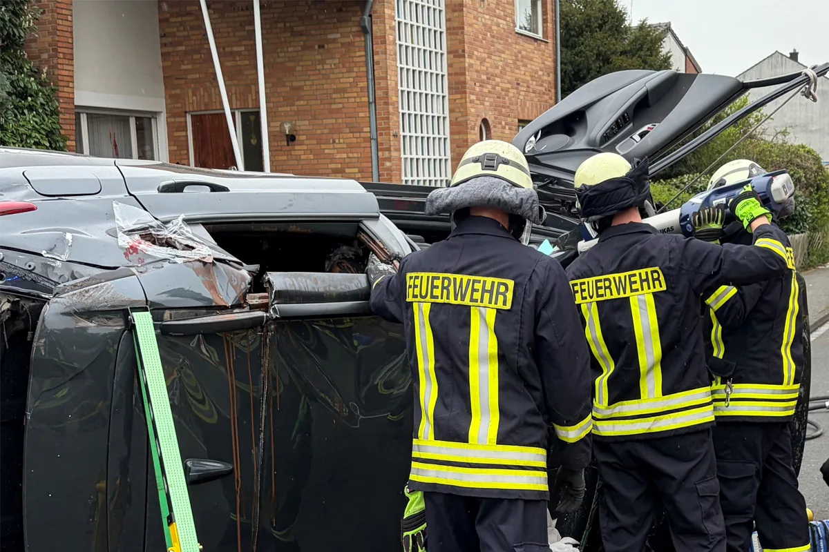 Düren – Autofahrerin bei Alleinunfall eingeschlossen und verletzt