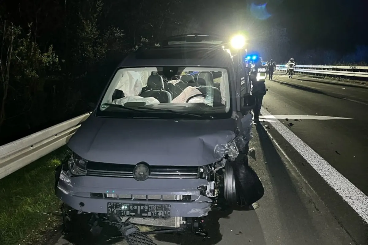 A44 Büren – Zwei Verletzte bei Unfall nach Sekundenschlaf