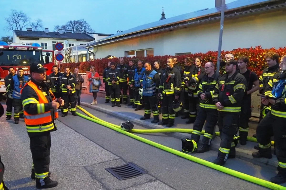 Grossübung – Feuerwehr „rettet“ Kinder aus Kindergarten