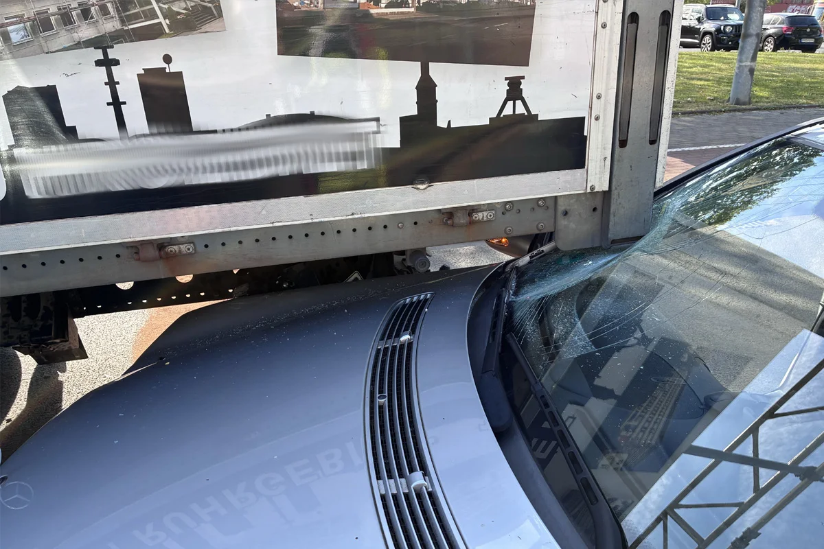 Mülheim an der Ruhr – Auto gerät unter Lkw