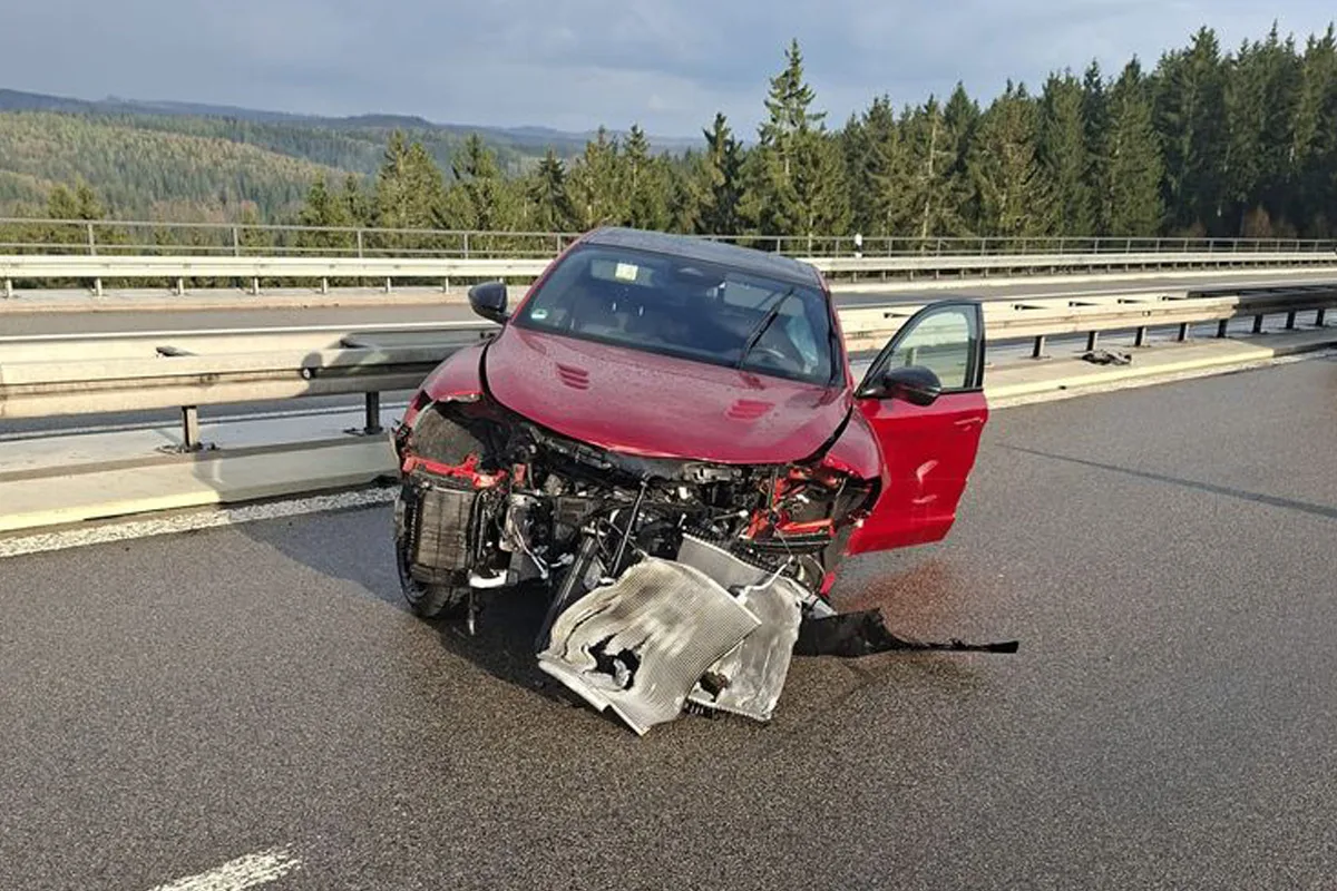 Schleusingen – Autofahrer bei Aquaplaning-Unfall schwer verletzt