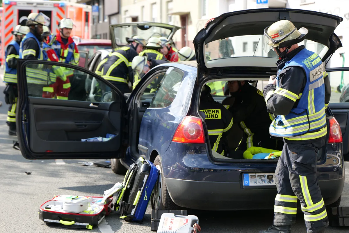 Dortmund – Zwei Verletzte bei Auffahrunfall mit drei Fahrzeugen