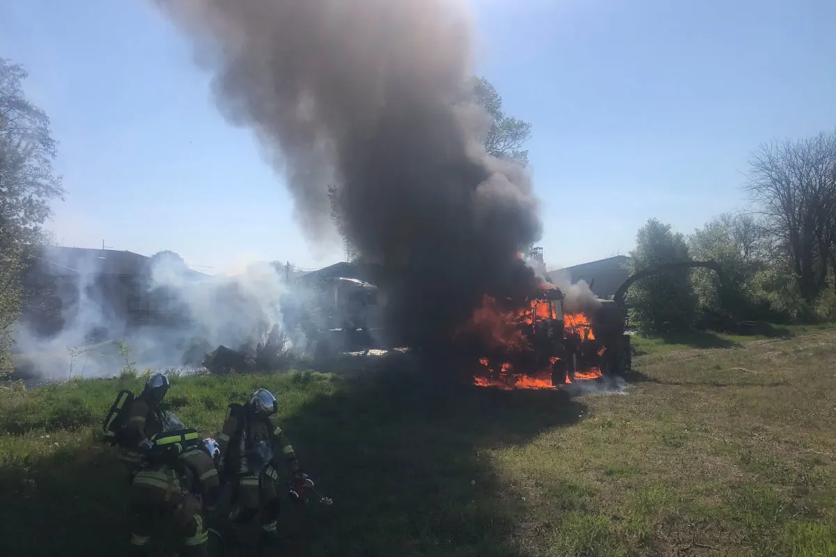 Graz – Holzhäcksler auf Lkw gerät in Brand