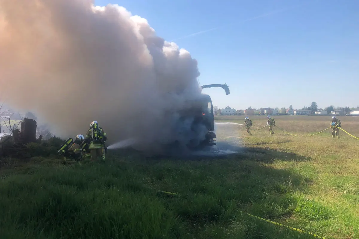 Graz – Holzhäcksler auf Lkw gerät in Brand