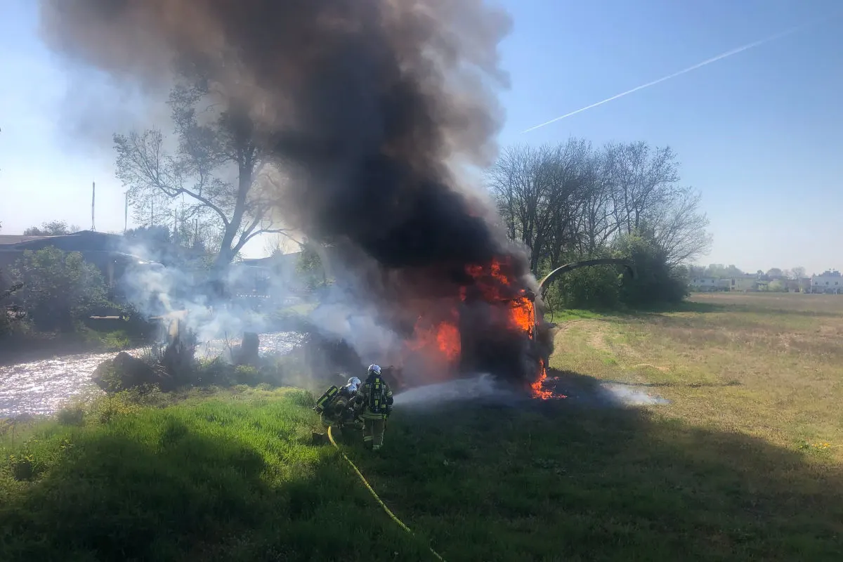 Graz – Holzhäcksler auf Lkw gerät in Brand