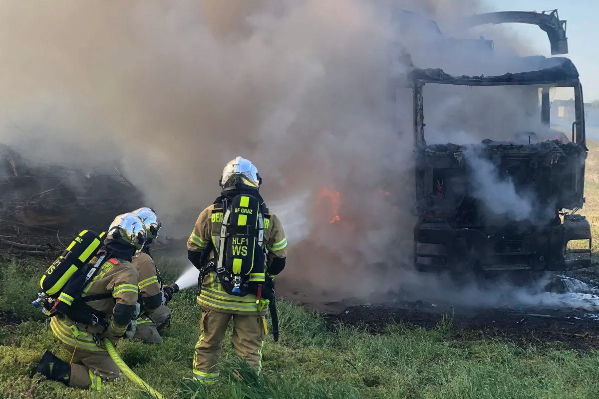 Graz – Holzhäcksler auf Lkw gerät in Brand