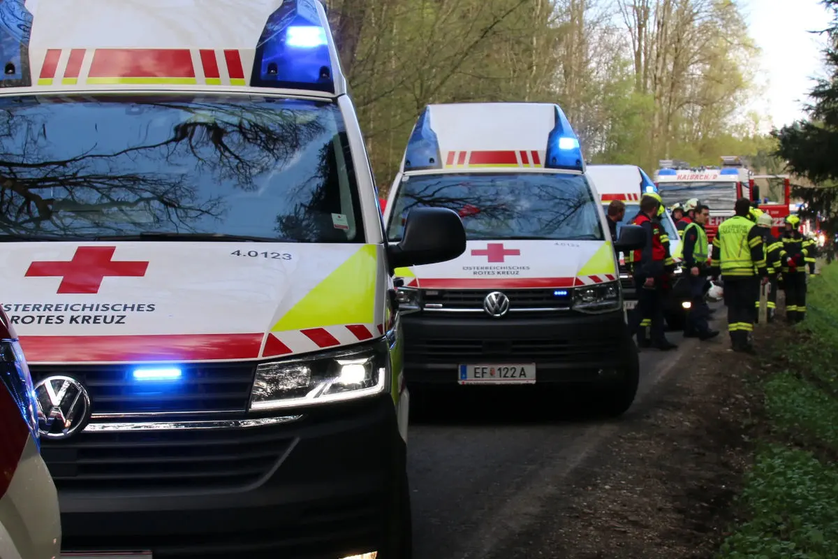 Haibach ob der Donau – Fahrzeug landet nach Unfall im Bachbett