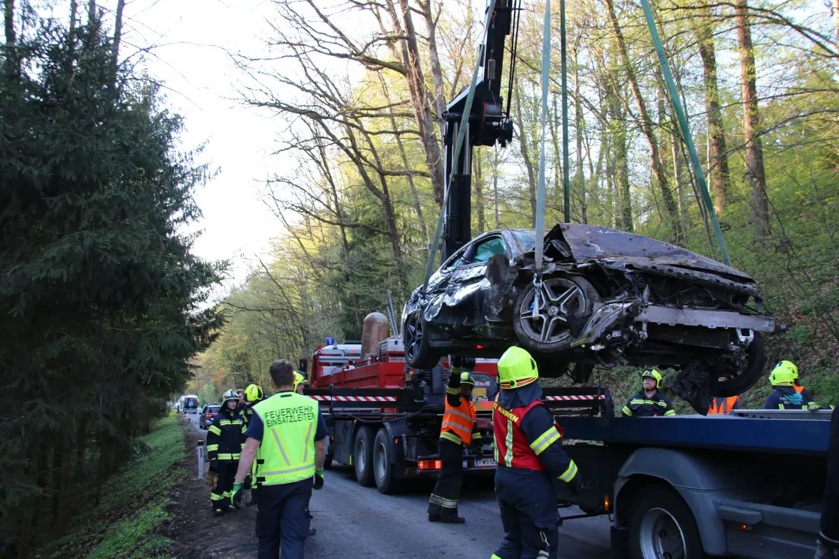 Haibach ob der Donau – Fahrzeug landet nach Unfall im Bachbett