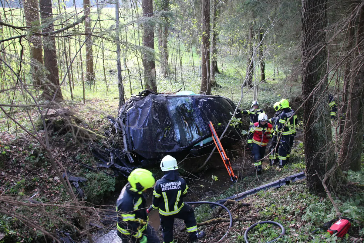 Haibach ob der Donau – Fahrzeug landet nach Unfall im Bachbett