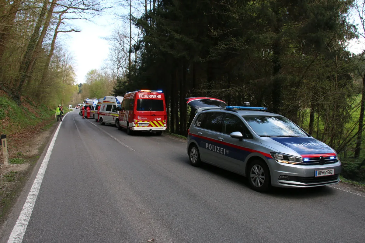 Haibach ob der Donau – Fahrzeug landet nach Unfall im Bachbett