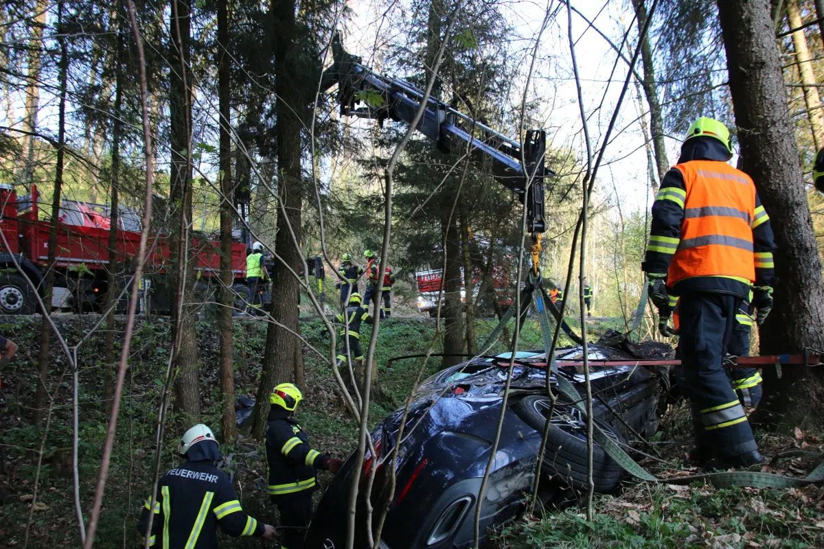 Haibach ob der Donau – Fahrzeug landet nach Unfall im Bachbett