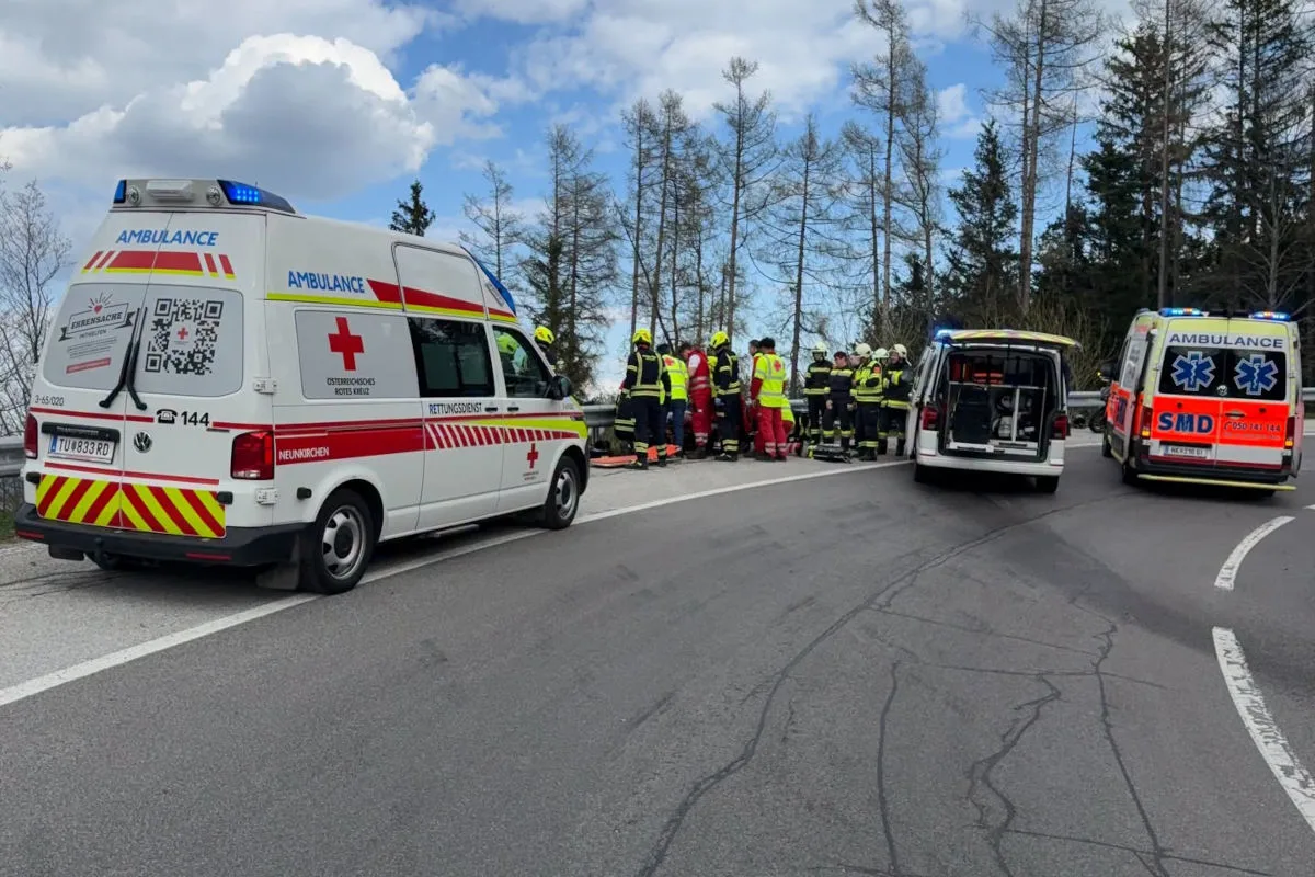 Mönichkirchen – Motorradunfall in Gruppe fordert Verletzte
