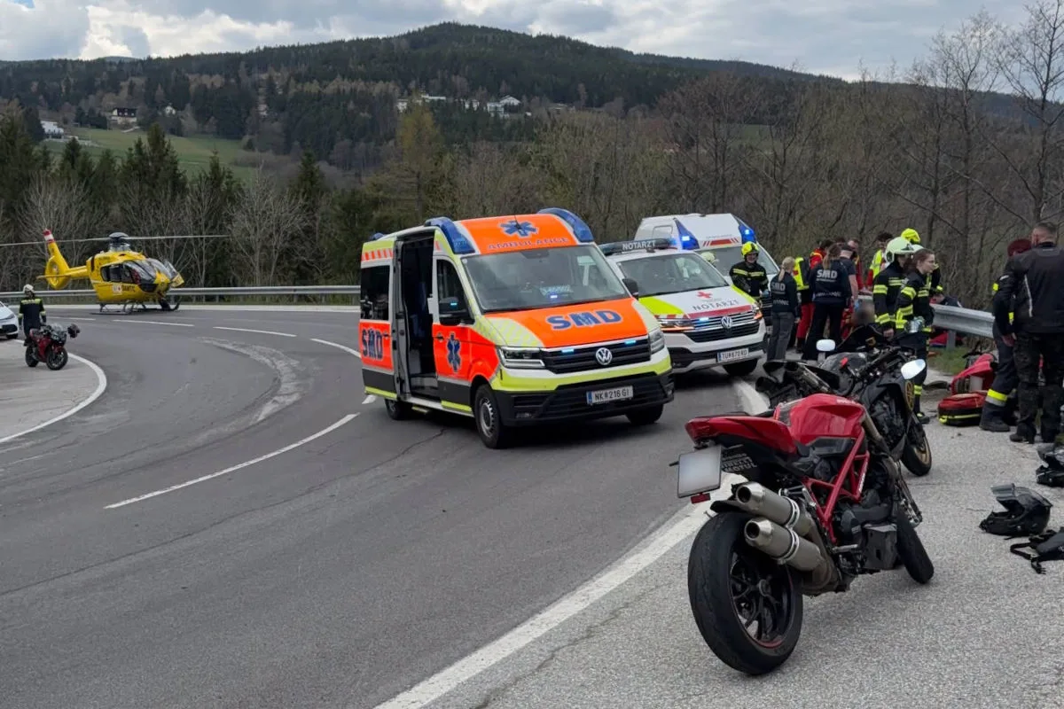 Mönichkirchen – Motorradunfall in Gruppe fordert Verletzte