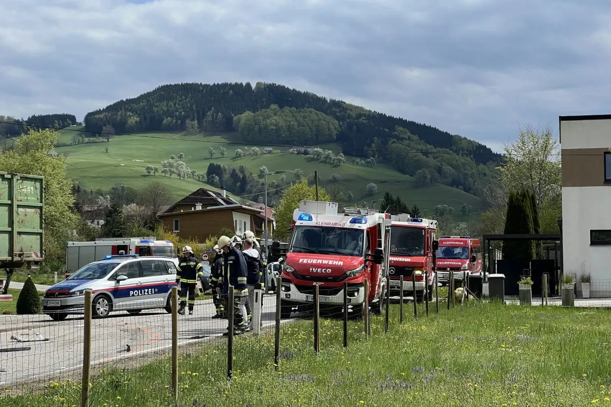 Penz – Lenker eingeklemmt bei Unfall zwischen Pkw und Lkw