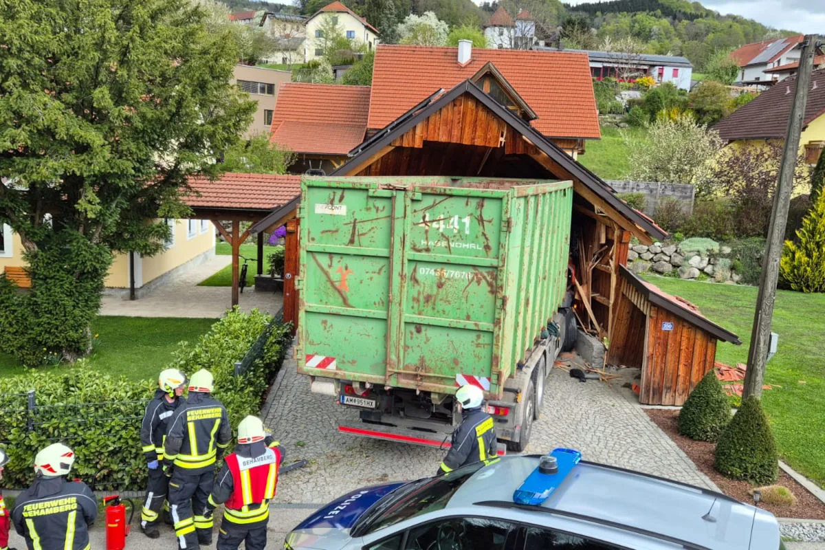 Penz – Lenker eingeklemmt bei Unfall zwischen Pkw und Lkw