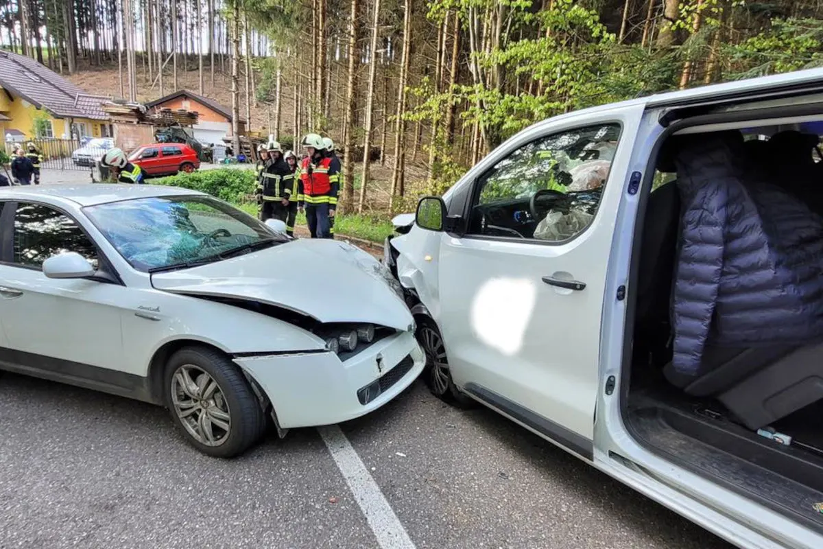 Maria Schmolln – Sieben Verletzte nach Unfall mit Kleinbus