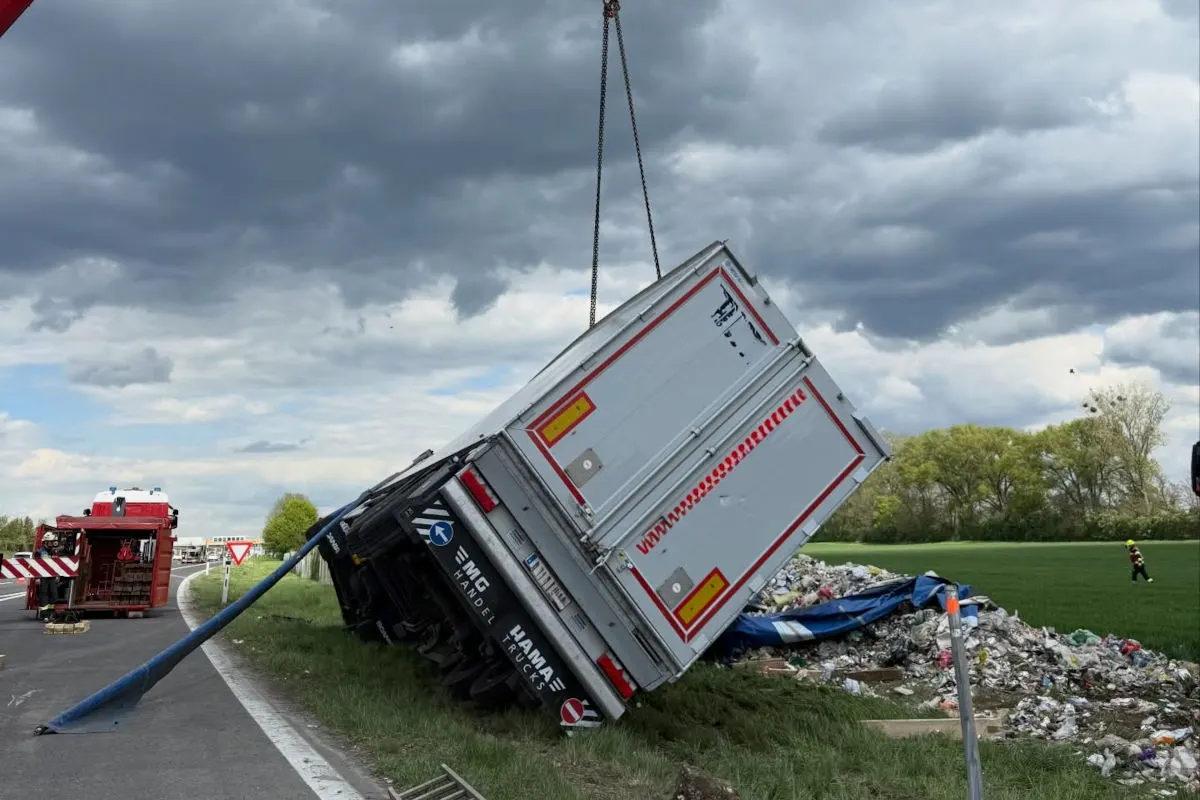 Unfall bei Traiskirchen – Lkw kippt bei A2-Auffahrt um