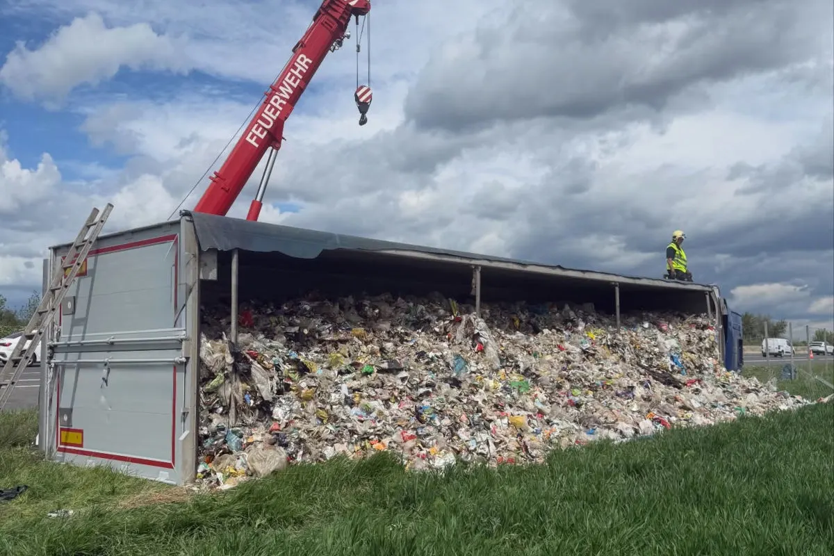 Unfall bei Traiskirchen – Lkw kippt bei A2-Auffahrt um
