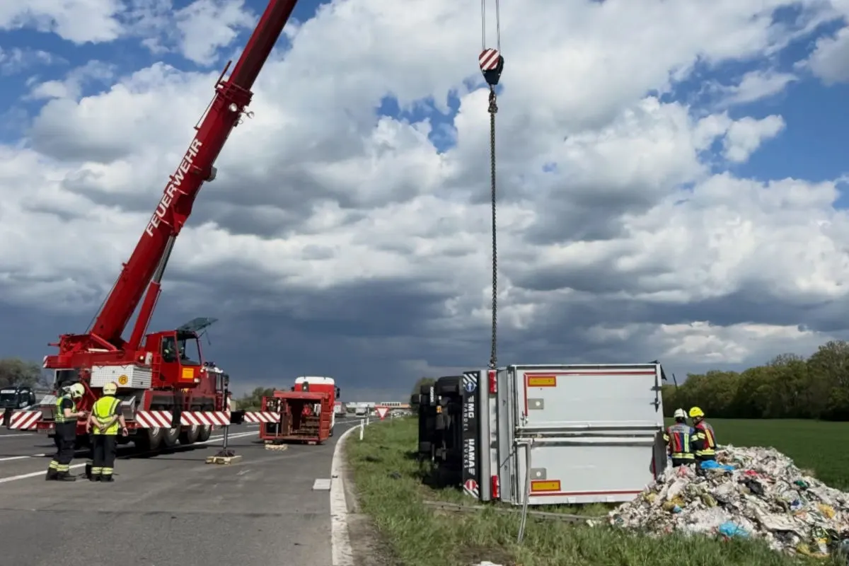 Unfall bei Traiskirchen – Lkw kippt bei A2-Auffahrt um